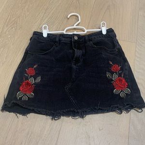 PacSun Black denim red rose jean skirt 27 / 4